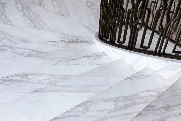 Escalier en marbre blanc rénové par nos ponceurs experts