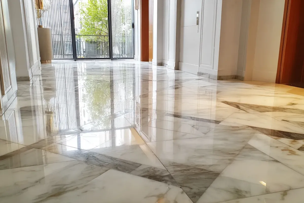 Hall d'entrée luxueux à Rueil-Malmaison avec un sol en marbre fraîchement rénové et brillant