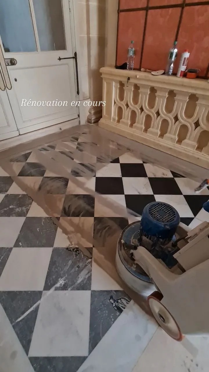 Ponçage à l'eau d'un sol en marbre en damier dans une maison à Versailles.