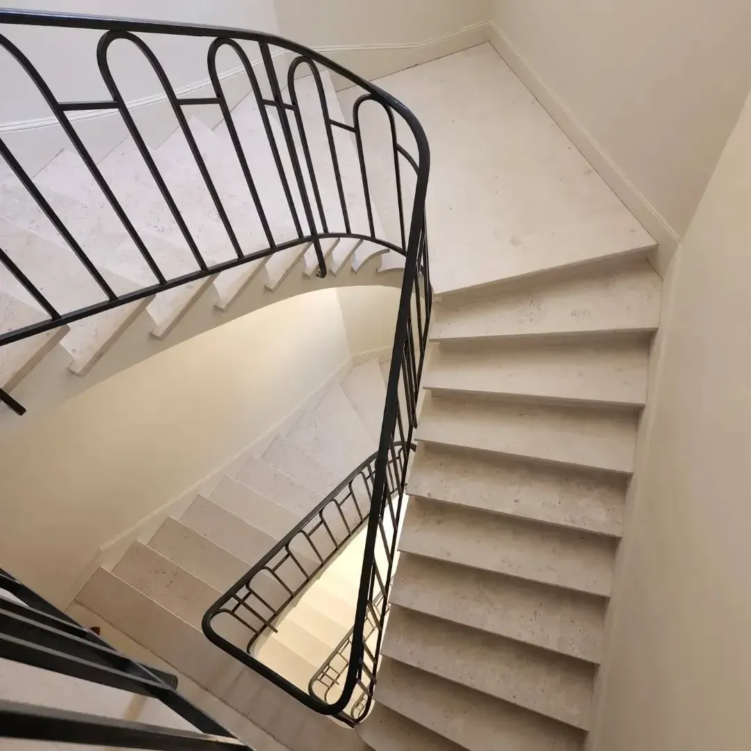 Rénovation d'un escalier en marbre à Clichy par nos ponceurs experts