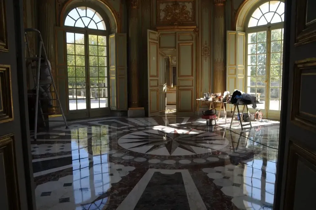 Le résultat de l'intervention de nos artisans sur le sol en marbre du château de Versailles.