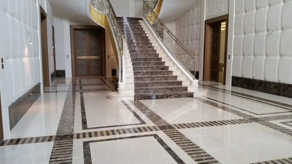 Réalisation : rénovation de l'escalier en marbre de l'ambassade de paris d'Arabie saoudite par nos artisans